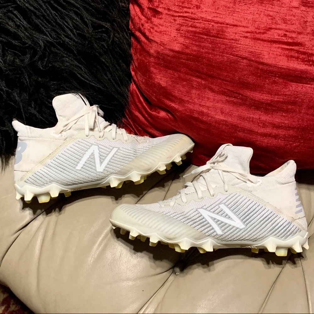 NEW BALANCE CLEATS SZ 8 WHITE